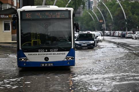 Ankara'yı dolu vurdu. Başkent beyaza büründü yollar göle döndü 13